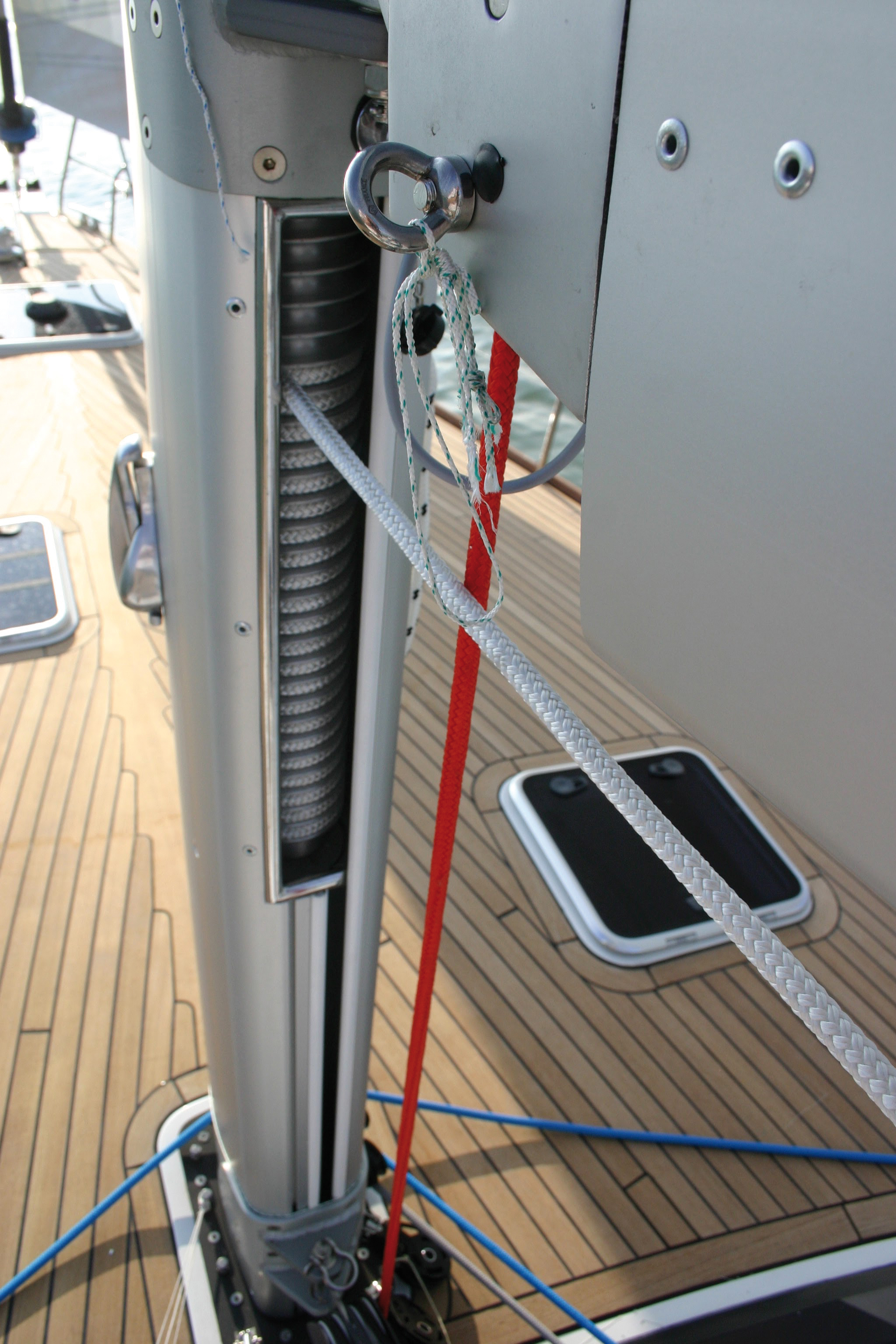 Les mâts à enrouleur peuvent se dispenser de hâle-bas, ce qui convient bien pour les catamarans dont le mât est implanté juste devant un roof proéminent. Ici, on voit bien la vis sans fin, qui a été largement fiabilisée ces dernières années.