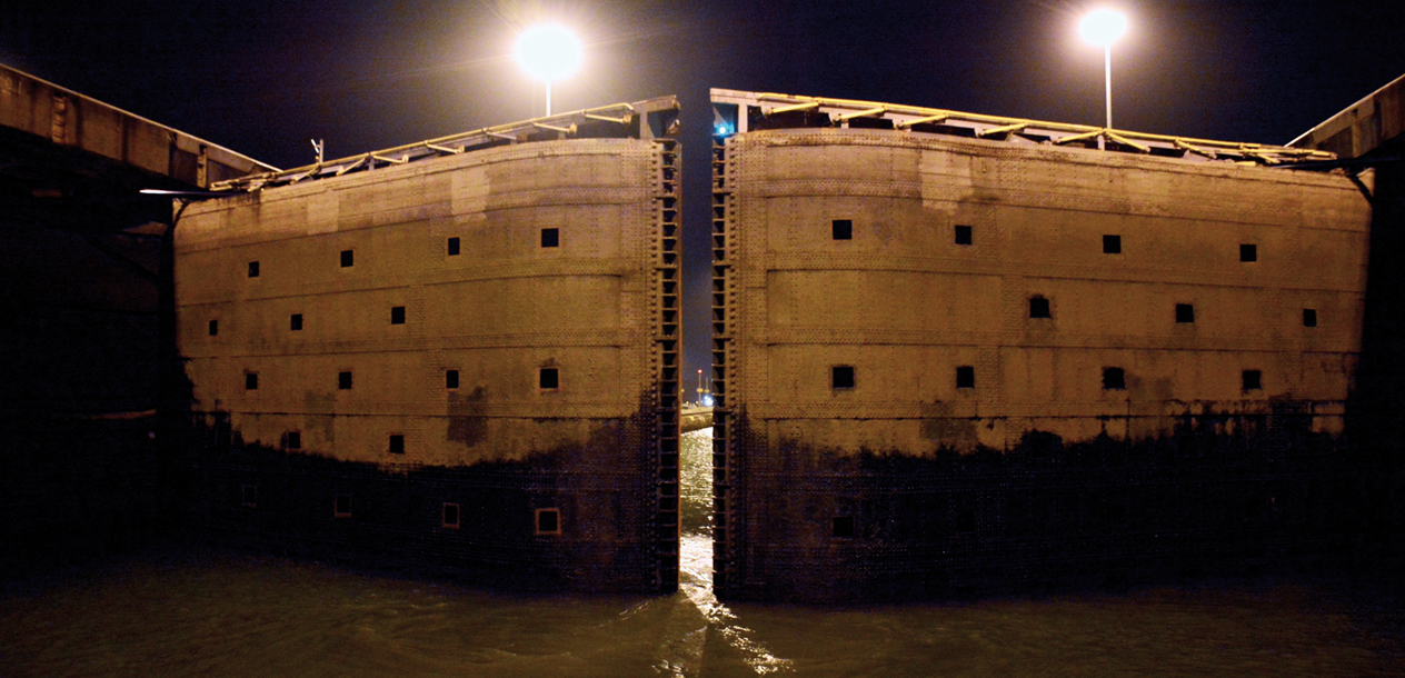 The doors close, pushed by hydraulic rams, then we rise 8 meters in each chamber.