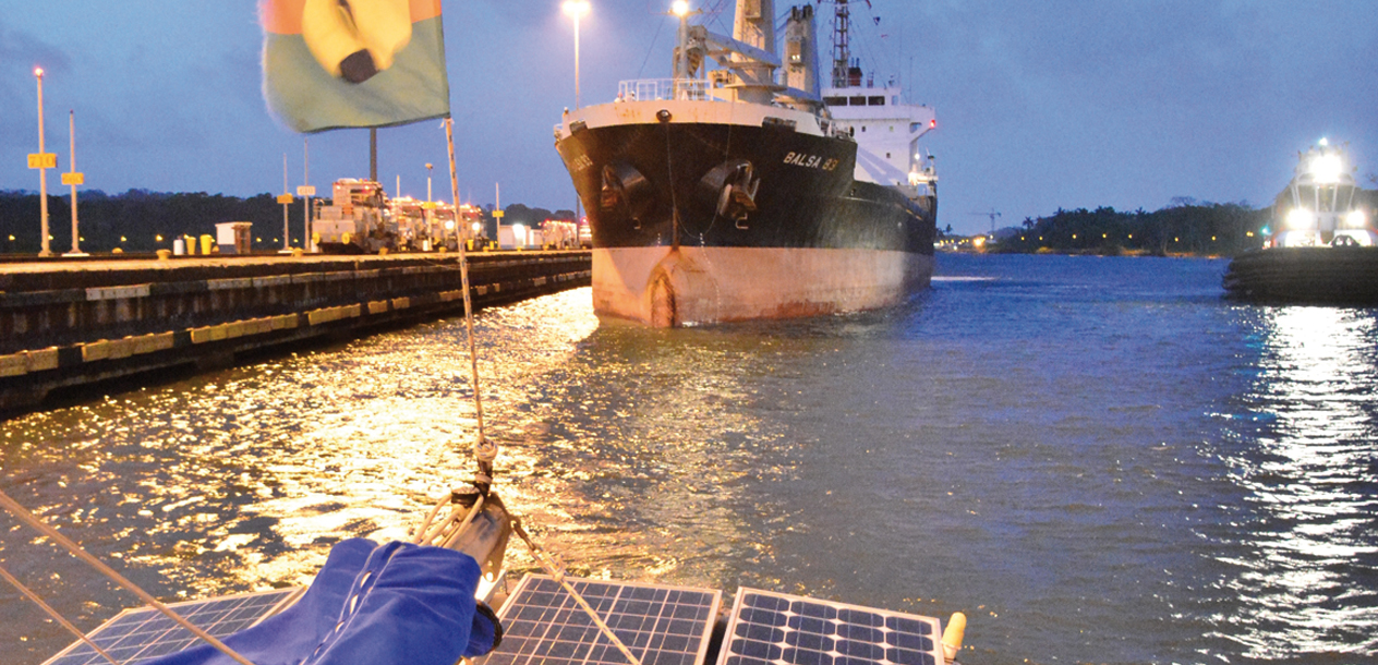During the descent, we were at the front, with a (very) big cargo ship just behind us. Impressive!