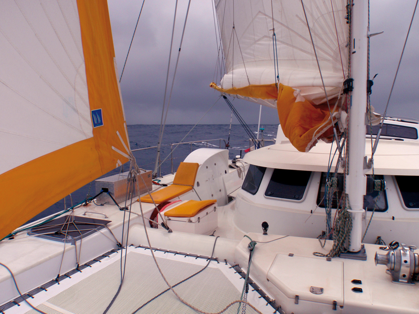 Le temps se couvre sur le catamaran Jangada