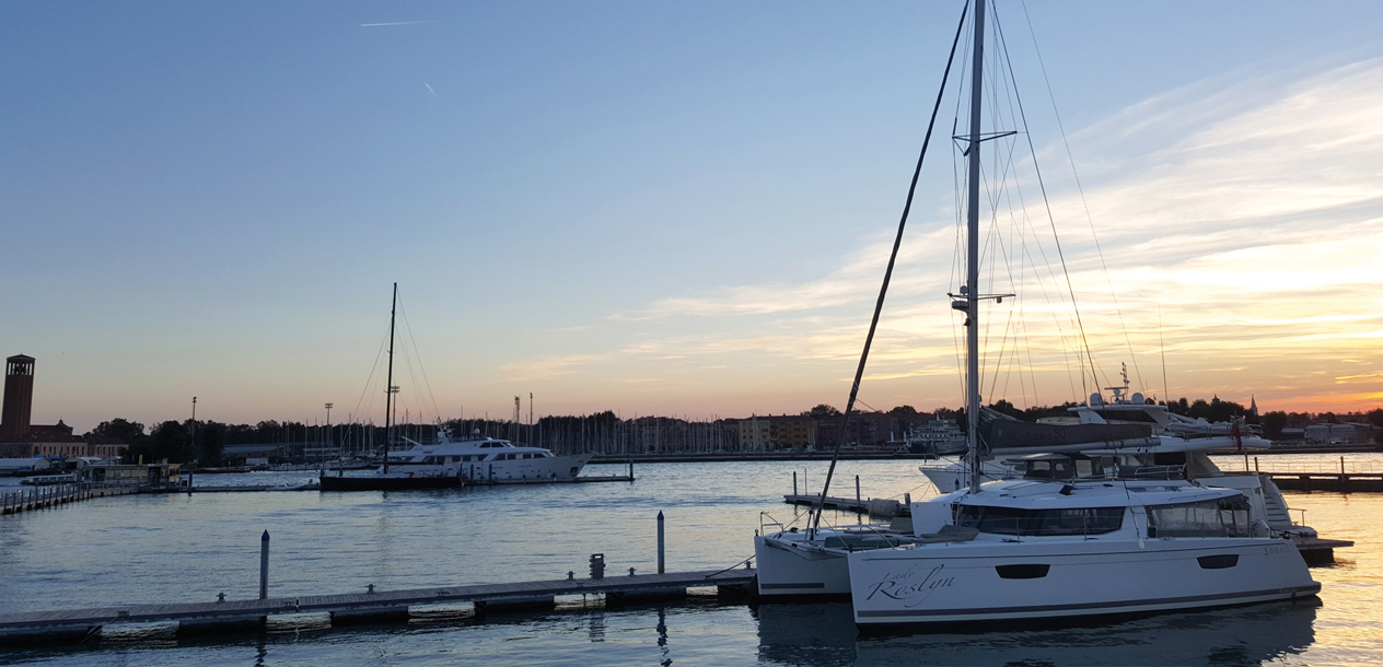 In the marina, just a few cables from Venice: the ideal spot to set off from and discover the City of the Doges and the lagoon.