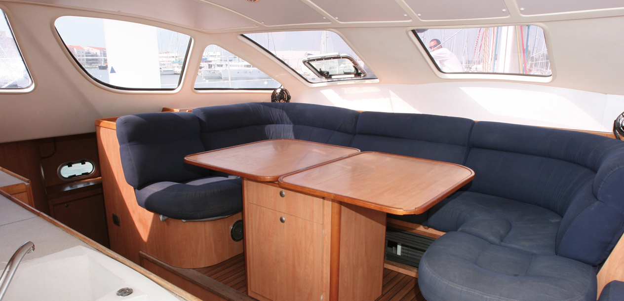 The saloon may disappoint large crews: six people can be accommodated, no more.