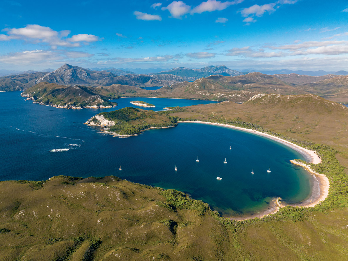 Voilà près de deux siècles que Port Davey, au sud-ouest de l’île, n’est plus habité ; reste pour les plaisanciers de passage un mouillage bien protégé dans un cadre naturel exceptionnel.