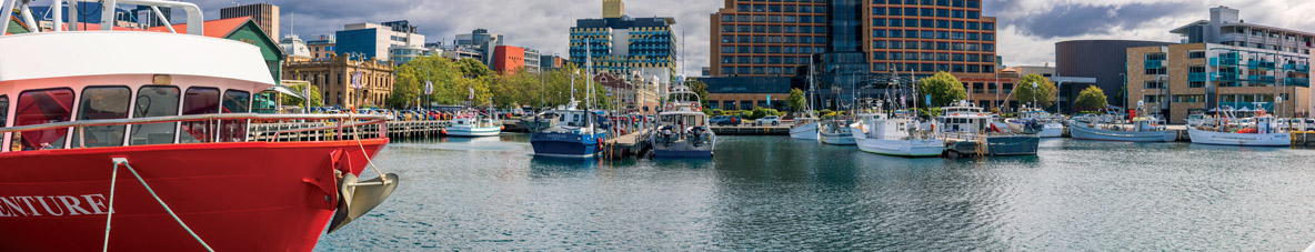 L’escale à Constitution Dock permet d’être en plein cœur de la ville d’Hobart…  à condition que votre multicoque ne soit pas trop large pour franchir le pont à bascule. Sinon, le Royal Yacht Club of Tasmania situé un peu au sud propose des corps-morts.