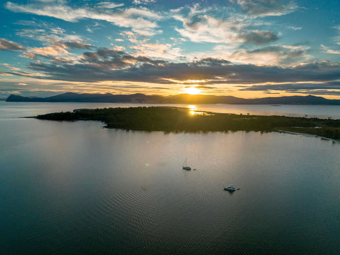 A l’est, depuis l’île Maria, les couchers du soleil disparaissant dans le relief tout proche de la Tasmanie sont  mémorables ! Ici, on peut découvrir toutes sortes d’oiseaux – dont certaines espèces menacées, comme la  perruche de Latham – et surtout les wombats, des marsupiaux fouisseurs dont la tête ressemble à celle des koalas.