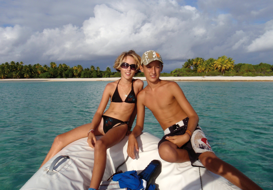 Chronicle around the world : one year since setting off