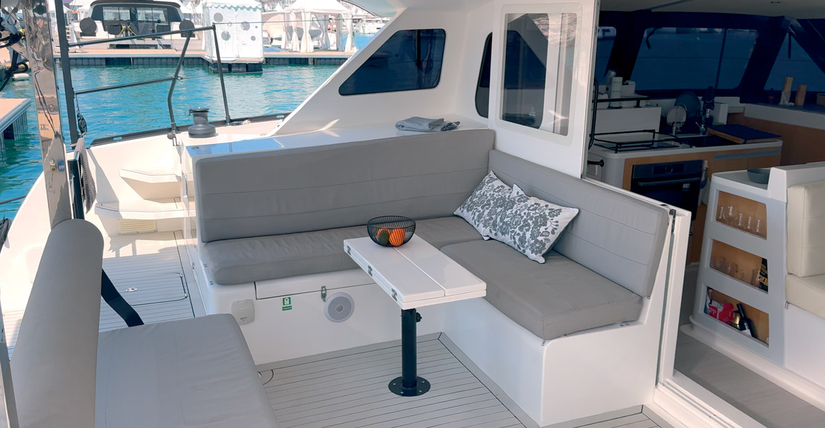 Le cockpit du Max 44SC est relativement compact tout en restant bien protégé du soleil et des intempéries.