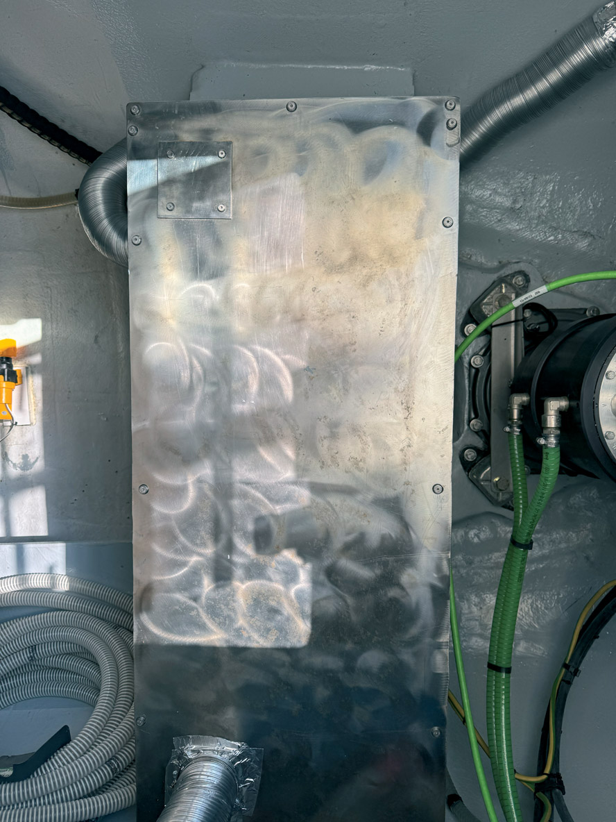 Les batteries sont stockées dans des coffrets étanches  et ventilés.