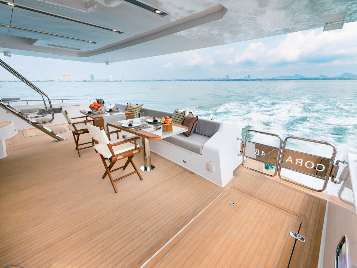 Le cockpit est un espace tout temps, idéal pour tous les climats, chauds comme froids. Les finitions de qualité comprennent des tables en teck-composite du plus bel effet.