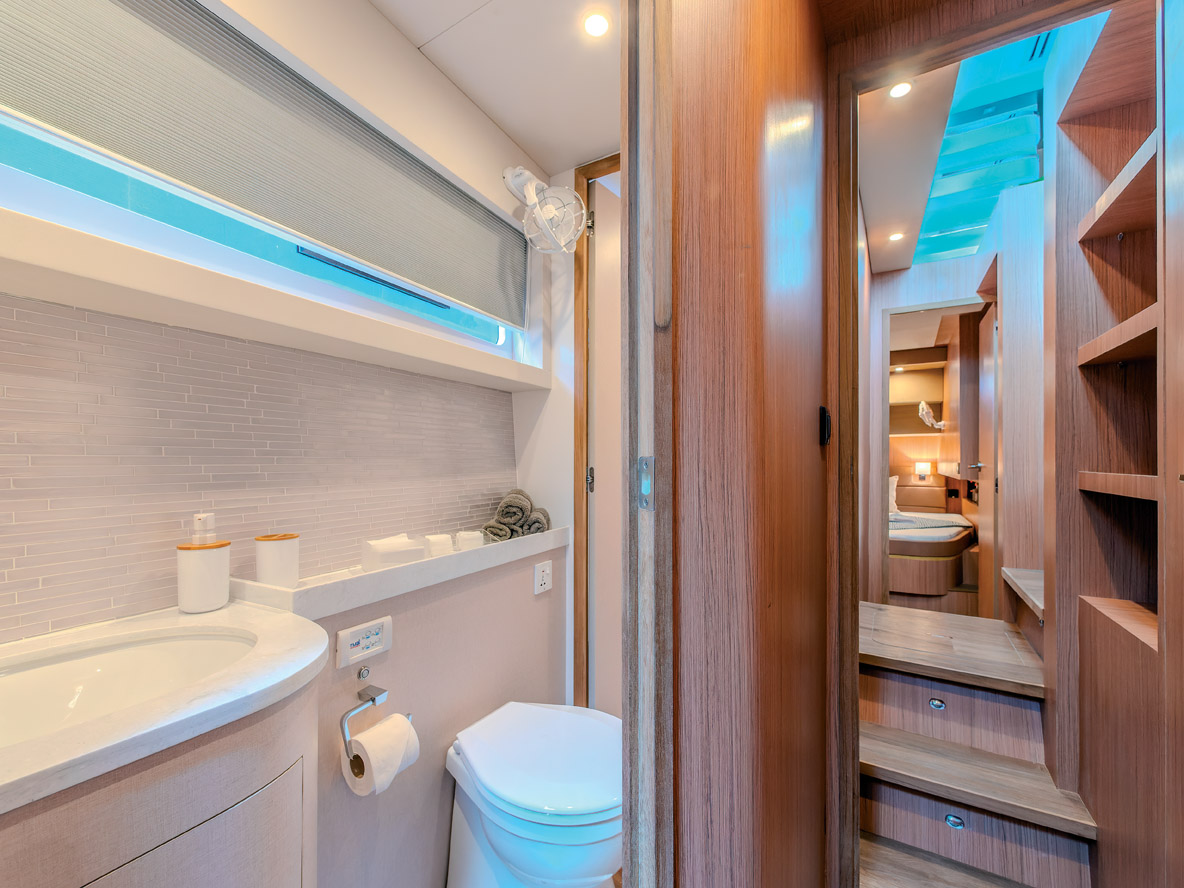 Les deux cabines tribord disposent d’une salle d’eau commune.