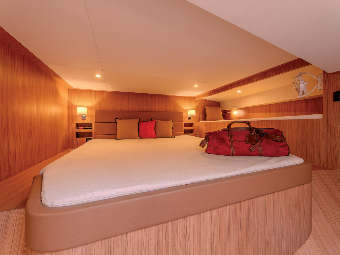 La cabine invités sur la coque avant tribord est située au-dessus de la nacelle, mais dispose d’une hauteur sous barrot suffisante pour s’asseoir et d’une ventilation naturelle.