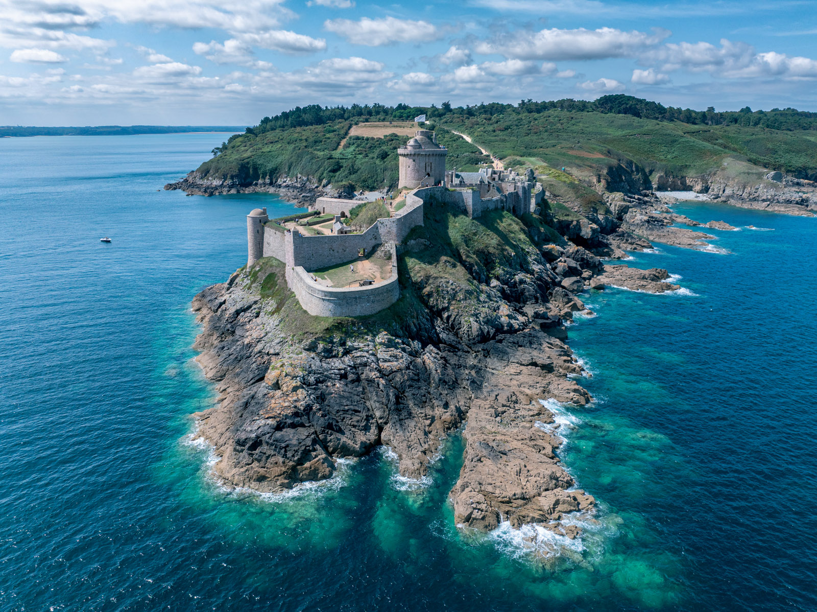 Difficile d’imaginer une plus belle marque de parcours que le Fort La Latte… mais gare aux dévents qui peuvent être redoutables !