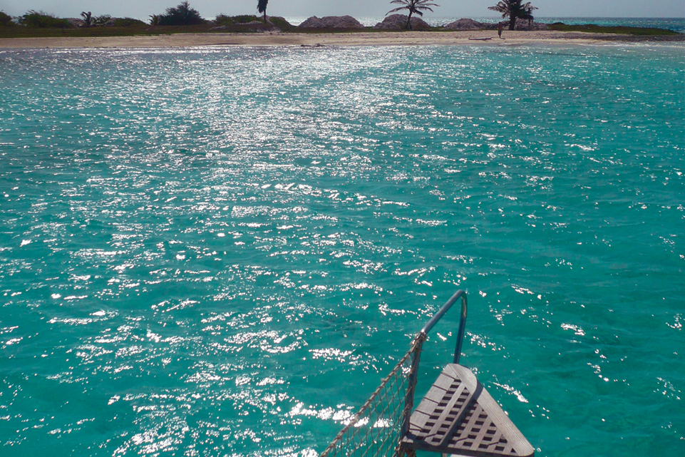 L'un des (très) nombreux mouillages de rêve de cette aventure nautique. (Ici mouillage à Bonaire où il est interdit de mouiller sur ancre mais où on trouve de nombreuses bouées où s'amarrer). 