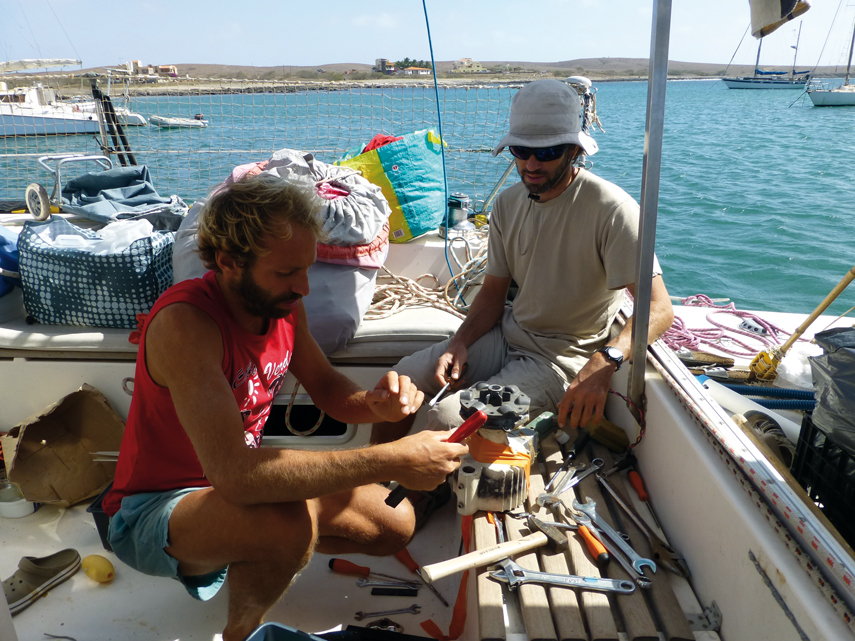 A bord d'un bateau, a fortiori âgé de plus de 20 ans, il y a toujours des bricoles à faire…