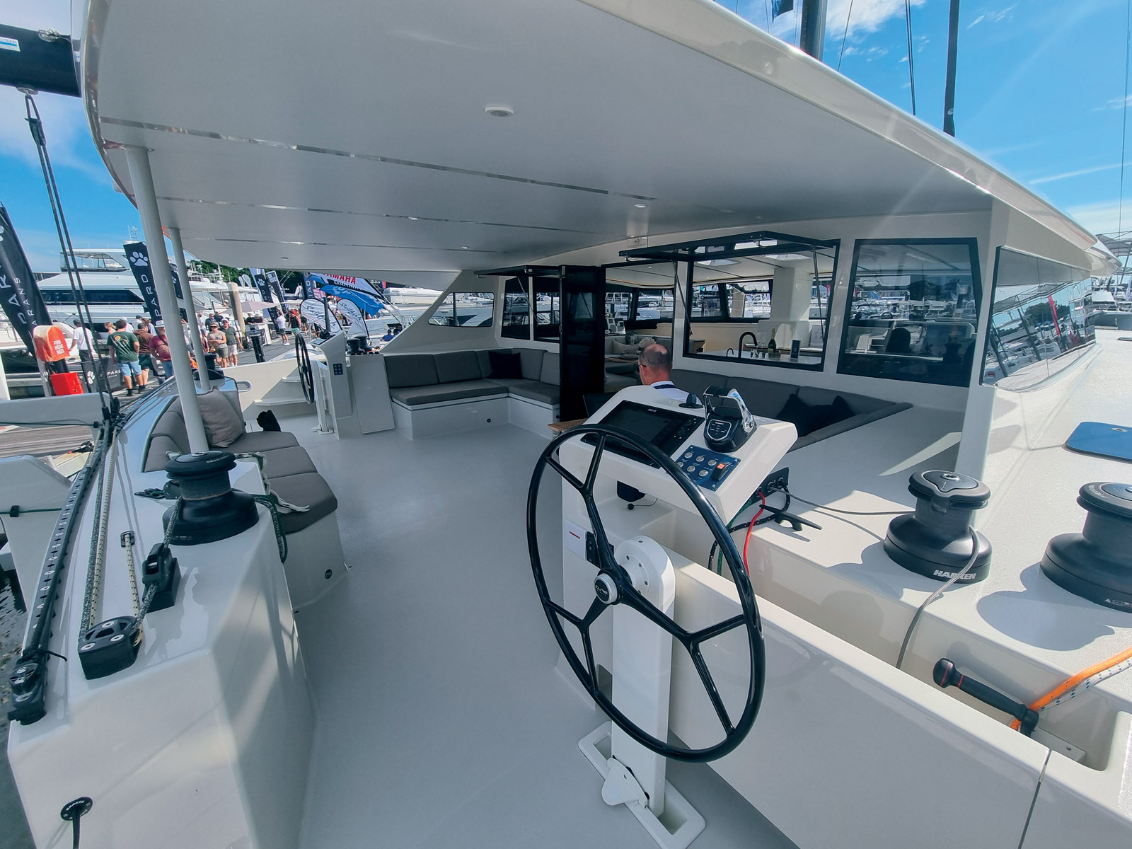 Le cockpit est abrité par un bimini rigide et offre un vaste espace de détente tout en restant très fonctionnel en navigation avec des postes  de barre bien excentrés.