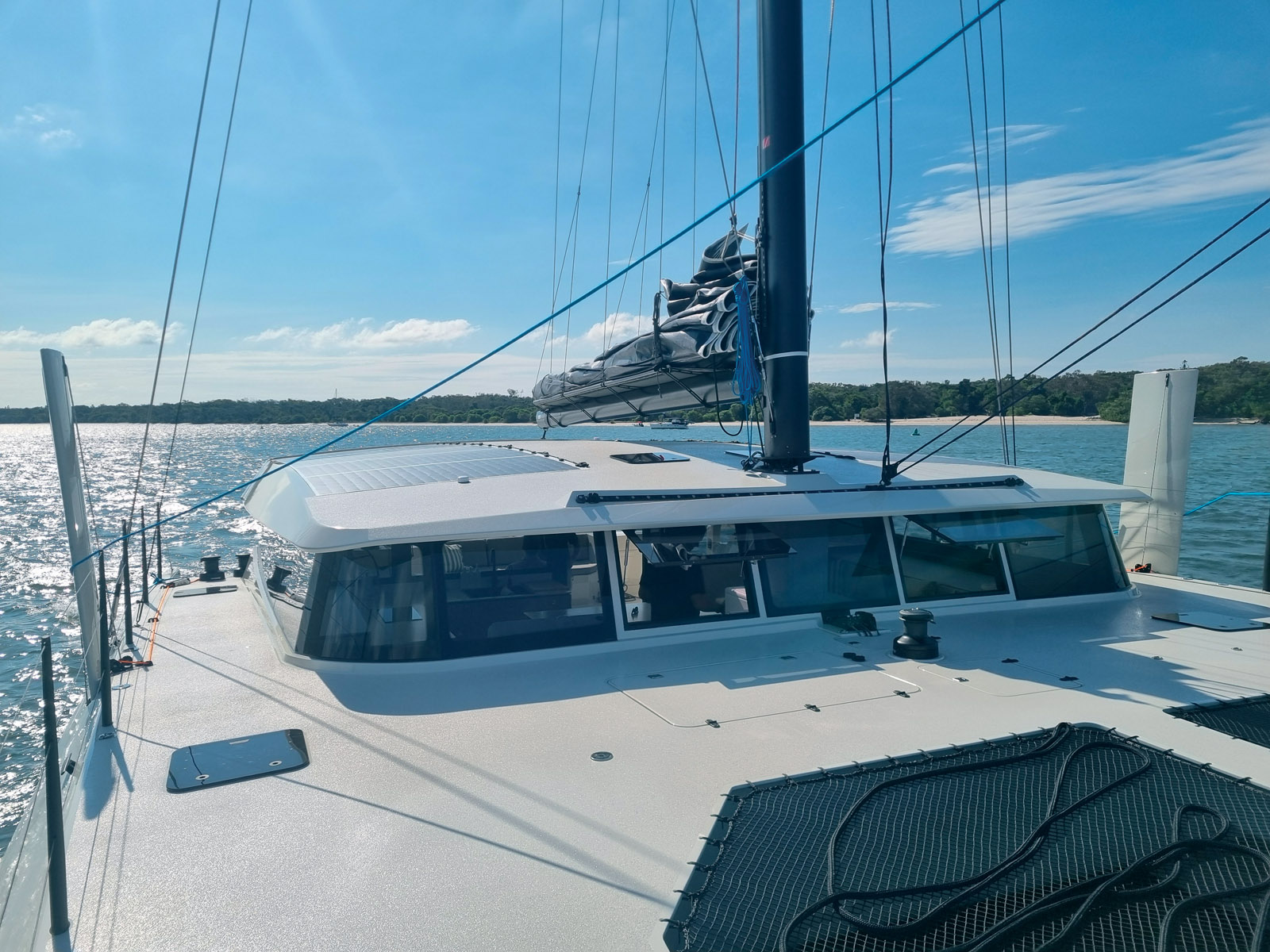 Le roof assez bas, les retours de manœuvres dissimulées dans des gouttières et les coques étroites minimisent le fardage du Cure 55. 