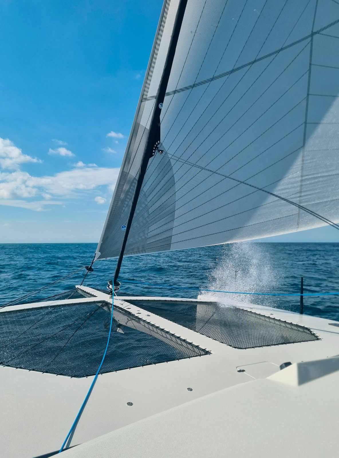 Le Code 55 et le foc auto-vireur constituent un plan de voilure facile à gérer, mais pour les régates, un Code Zéro plus grand devra être ajouté.