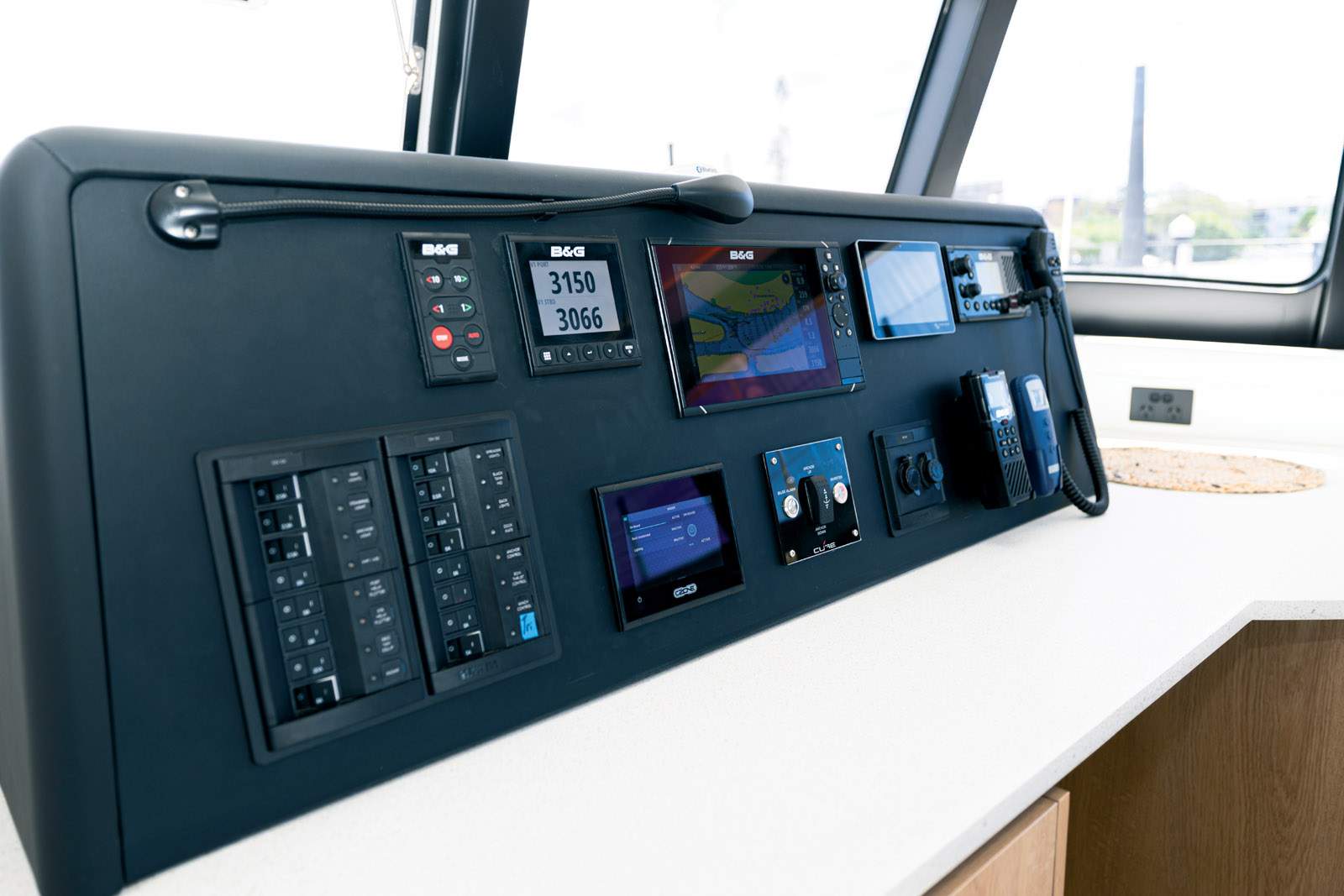 Le poste de navigation intérieur est complet avec même un écran dédié aux capteurs de charge qui affiche les données de tension du gréement.