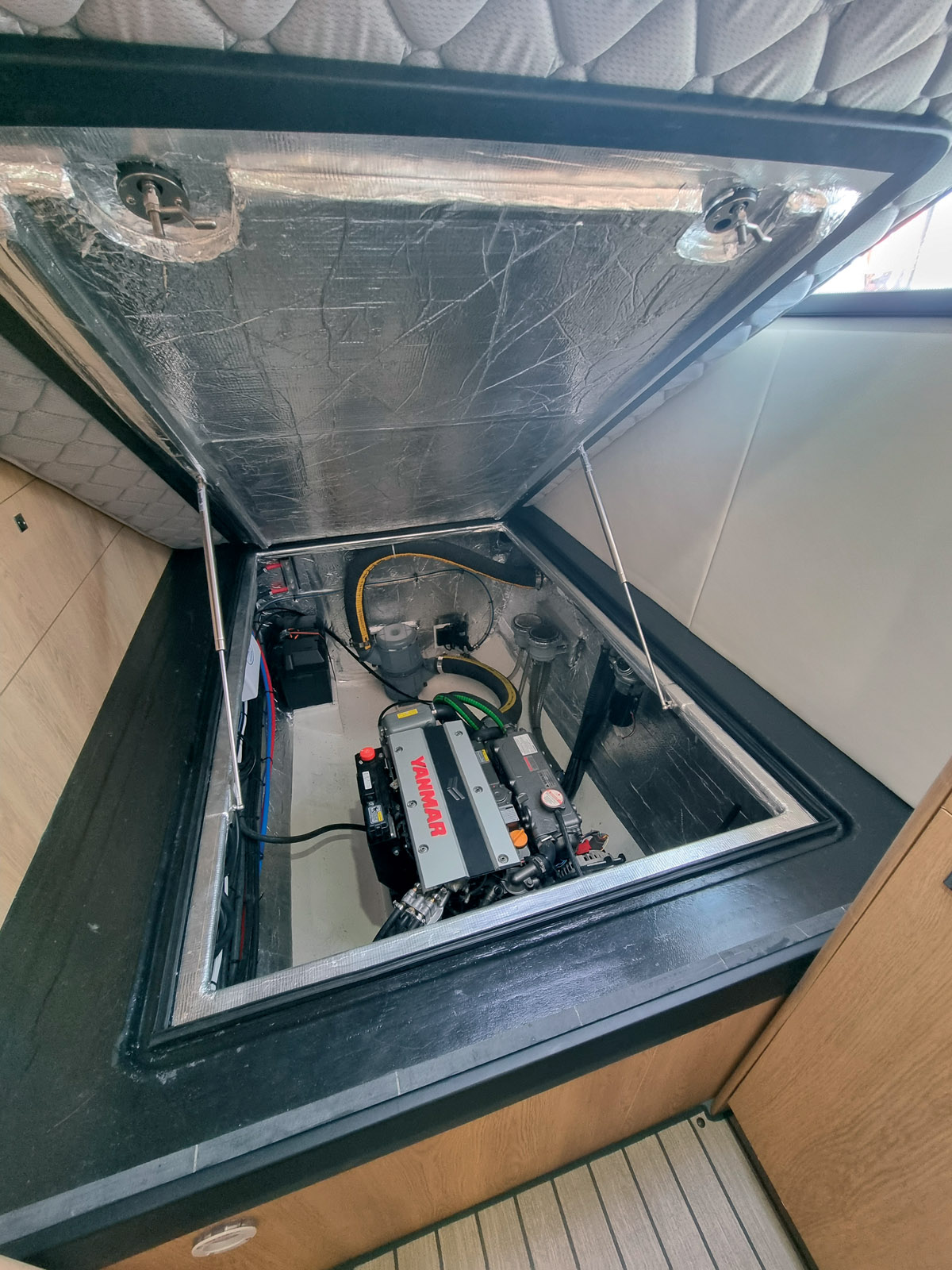 Pour compenser le poids des moteurs situés sous les couchettes arrière, les batteries ajoutent du poids à l’avant.