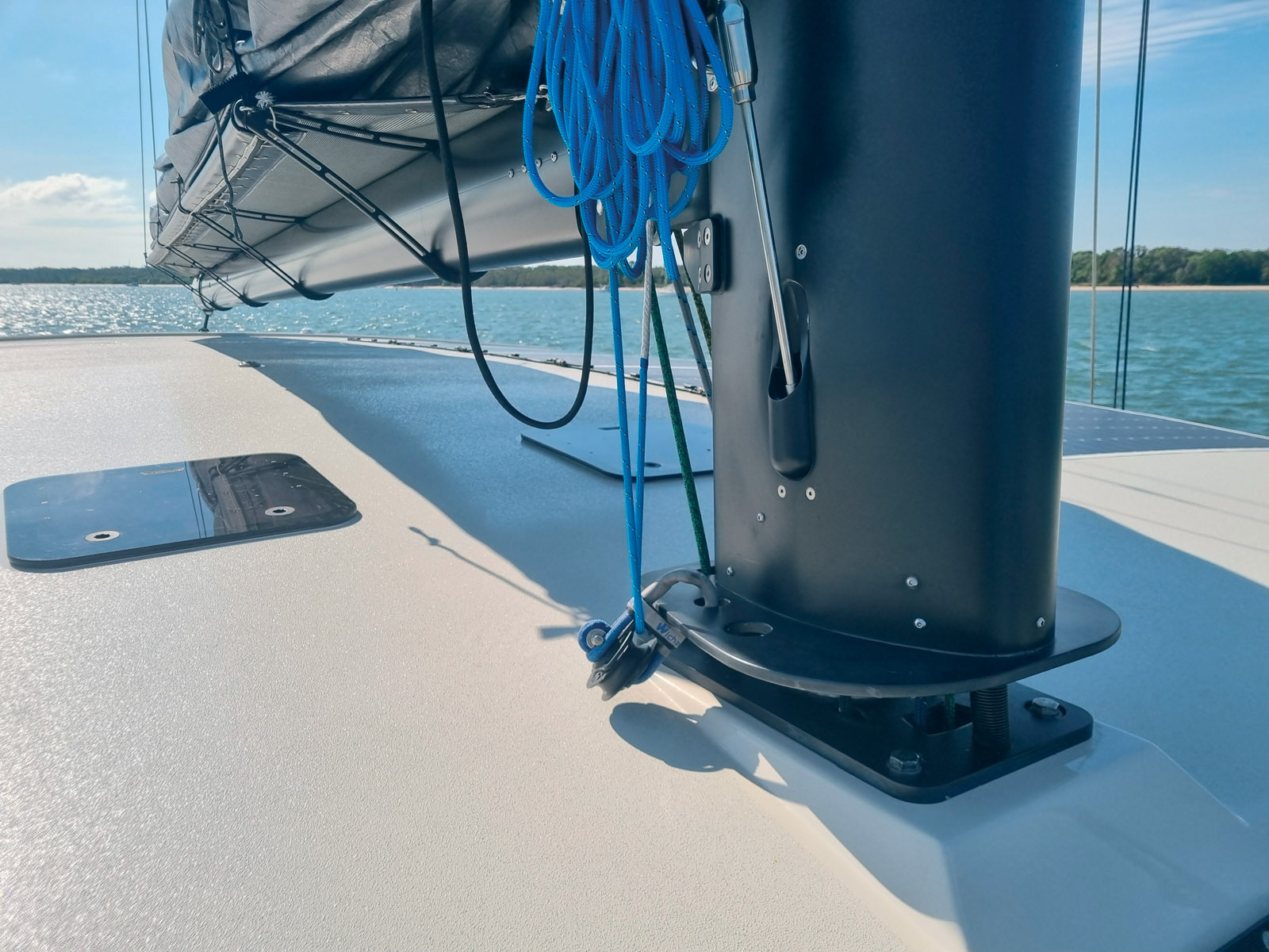 Profitant de l’absence de flybridge, la bôme peut se permettre d’être particulièrement basse.