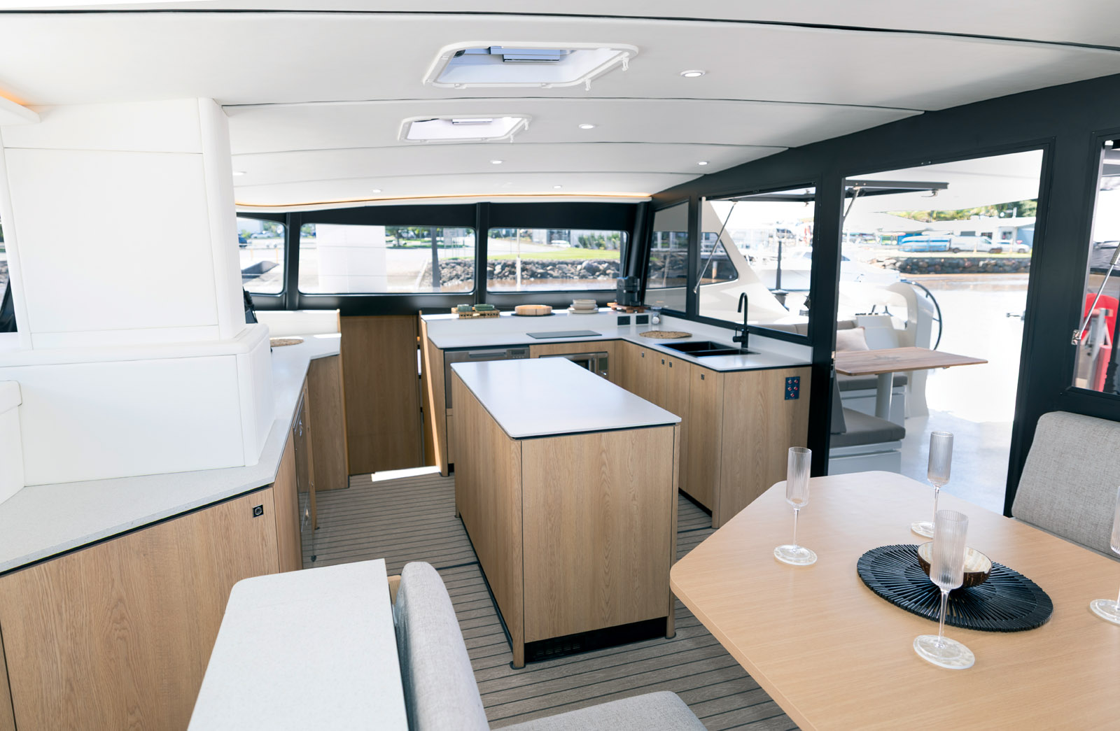 Décalée sur tribord, la vaste cuisine en L est complétée par un îlot central.