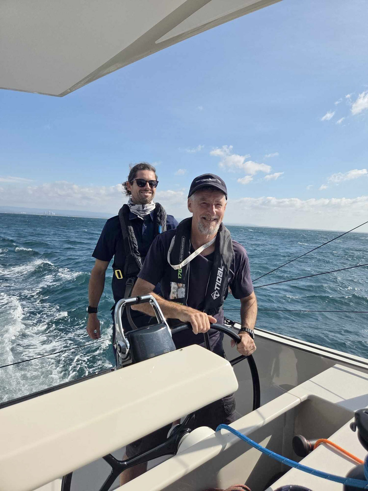 Mon sourire en dit long sur le plaisir que j’ai à barrer ce catamaran ultra-performant…