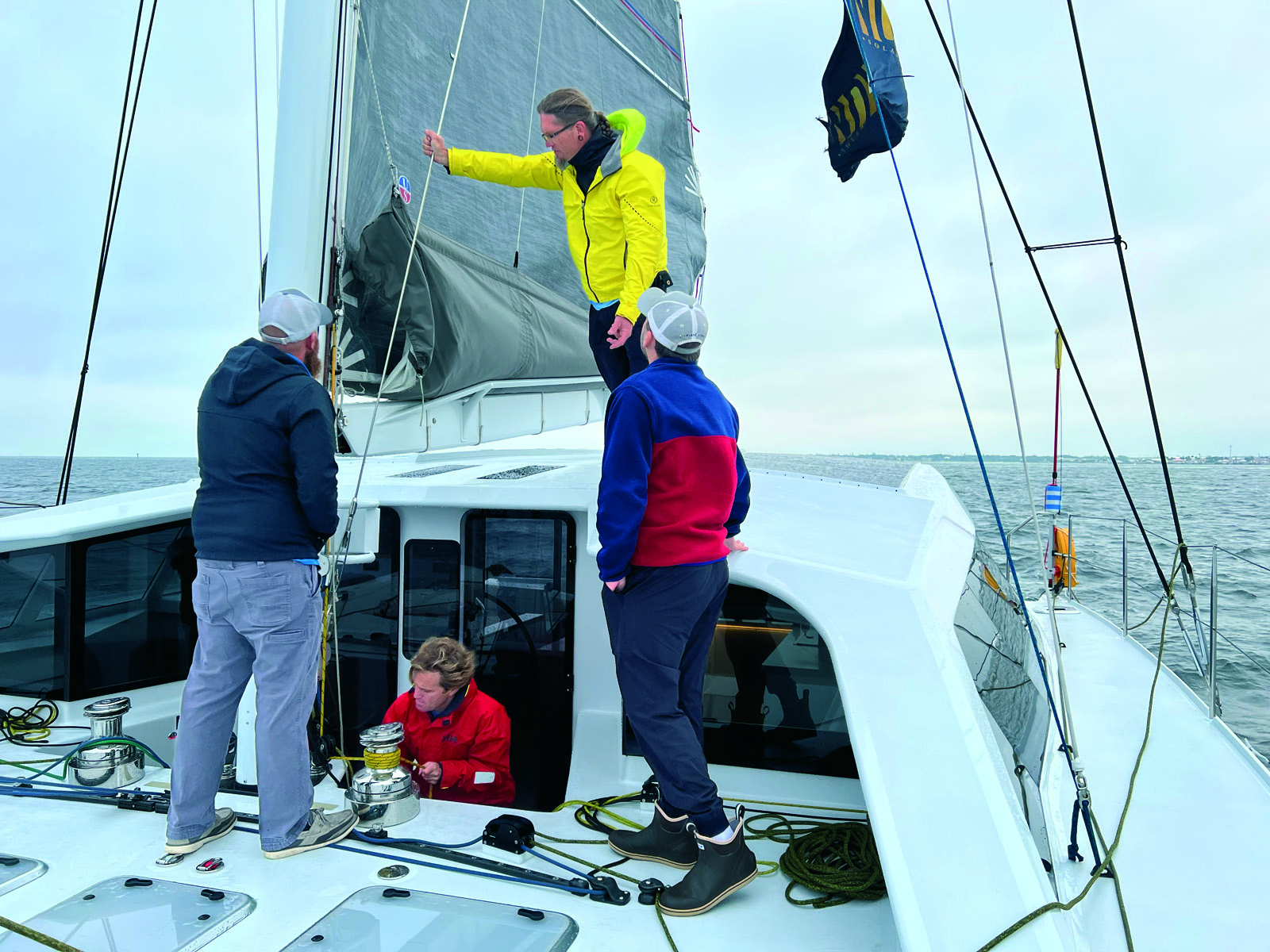 De nombreuses manœuvres sont plus aisées sur un multicoque grâce à sa stabilité et l’absence de gîte.
