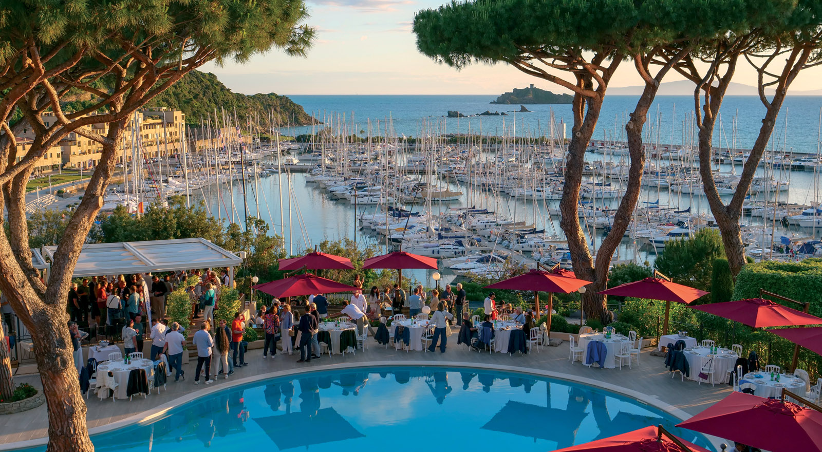 Dîner avec vue imprenable sur la marina de Punta Ala… peut-on rêver d’un meilleur emplacement ?