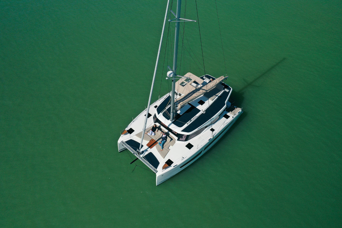 L’optimisation de la surface des cellules photovoltaïque passe par l’ajustement des contours du rouf, du bimini, du T-Top, voire des trampolines. Les panneaux custom Solbian peuvent recevoir un  traitement de surface rugueux afin  de pouvoir marcher dessus.