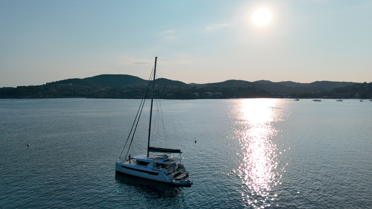 Évidemment, l’énergie solaire se prête idéalement à un climat généreusement ensoleillé et une période de l’année qui favorise la durée du jour plutôt que celle de la nuit.