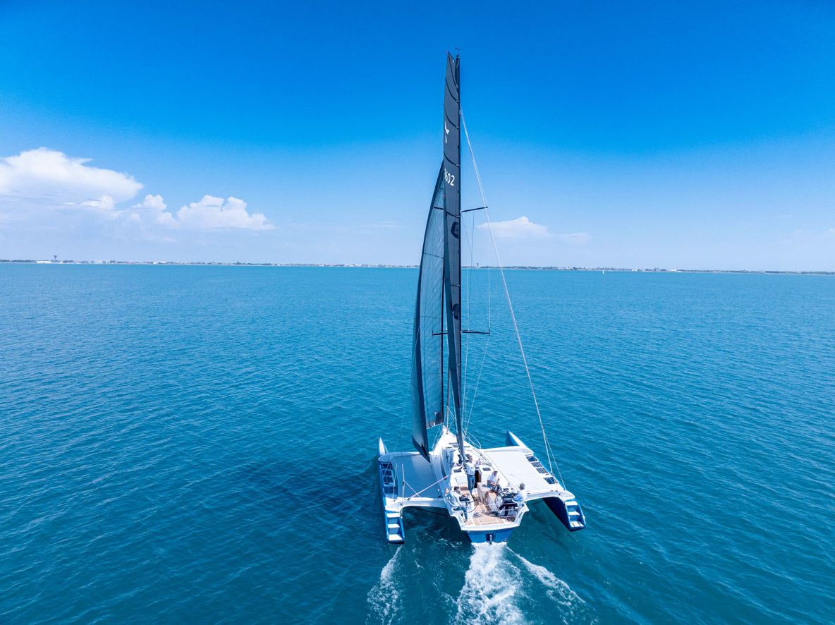 Cette vue arrière permet de mesurer combien la largeur du cockpit doit aux redans.