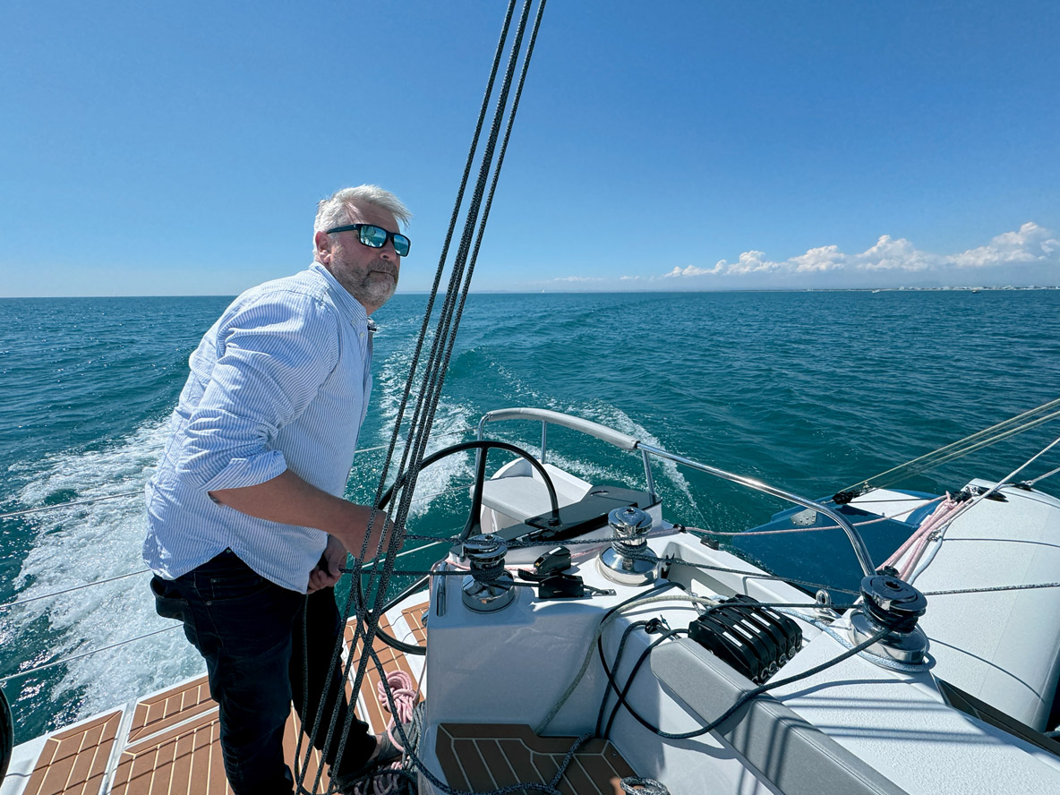 Le trimaran est équipé d’un accastillage pléthorique – on profite en série de quatre winches électriques (deux Andersen 40 et deux 46).