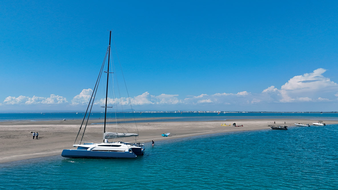 Les appendices pivotants limitent le tirant d’eau à 67 cm et autorisent de beacher et même de s’échouer parfaitement à plat.