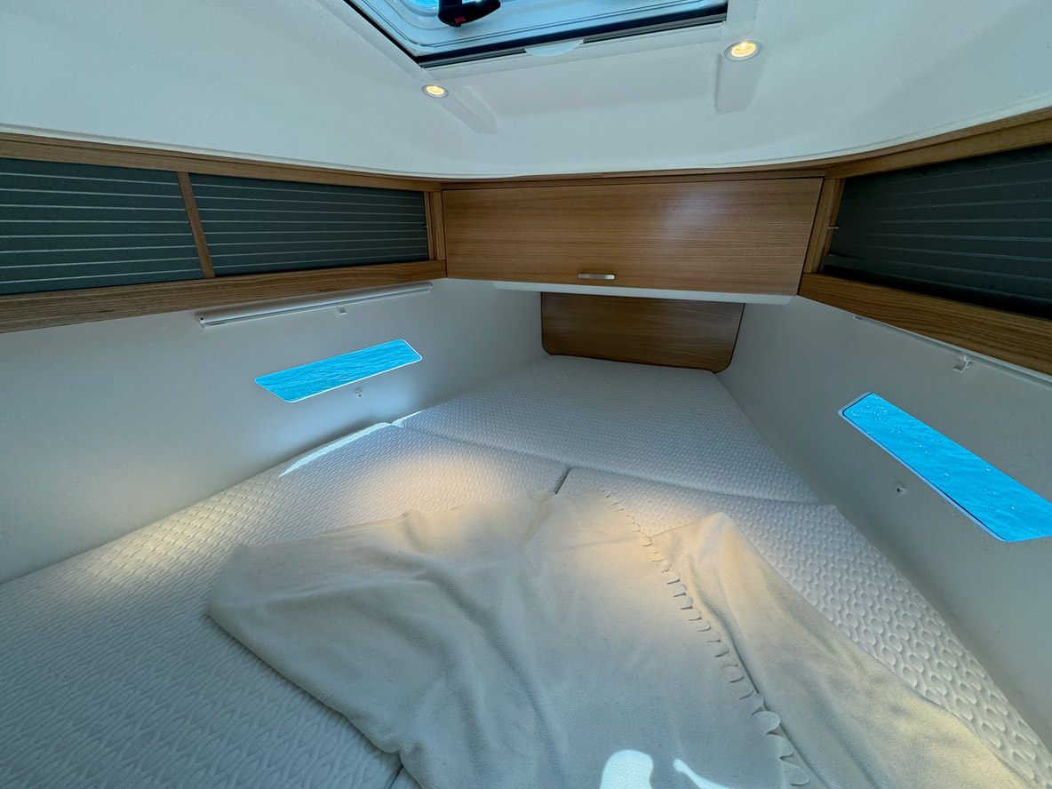 Les deux découpes de coque permettent de jeter un coup d’œil à l’extérieur sans sortir de la couette ; c’est plutôt… bien vu !