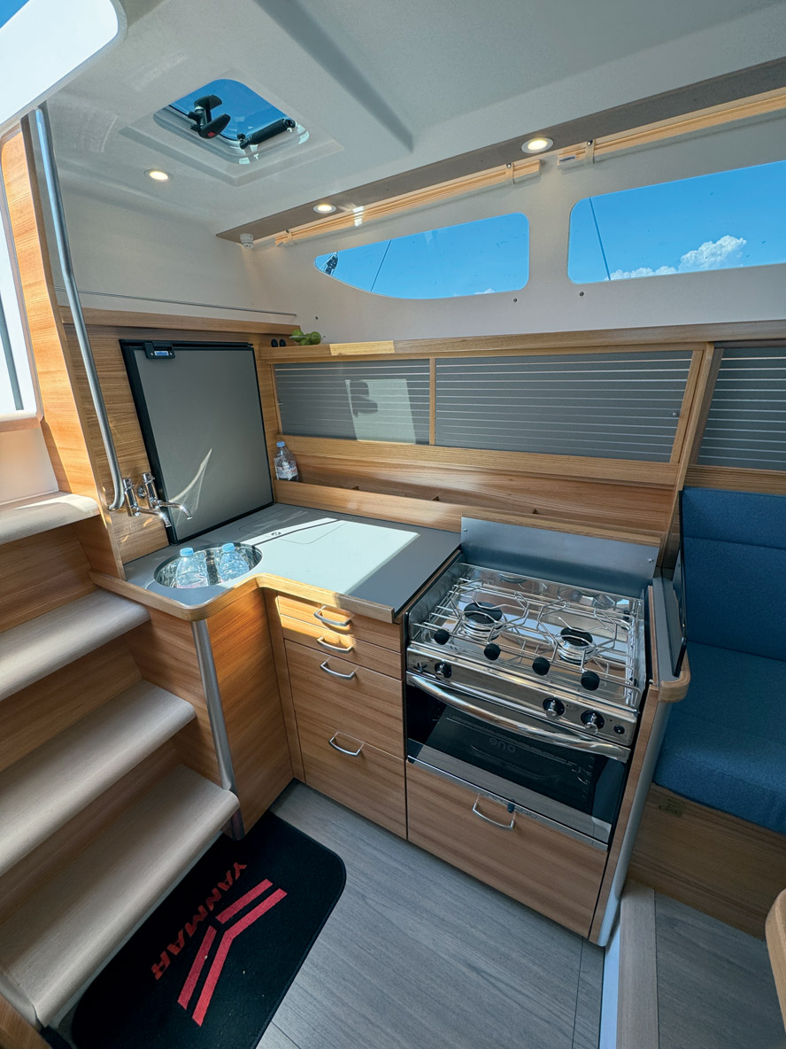 La cuisine en L est installée à bâbord de la descente.