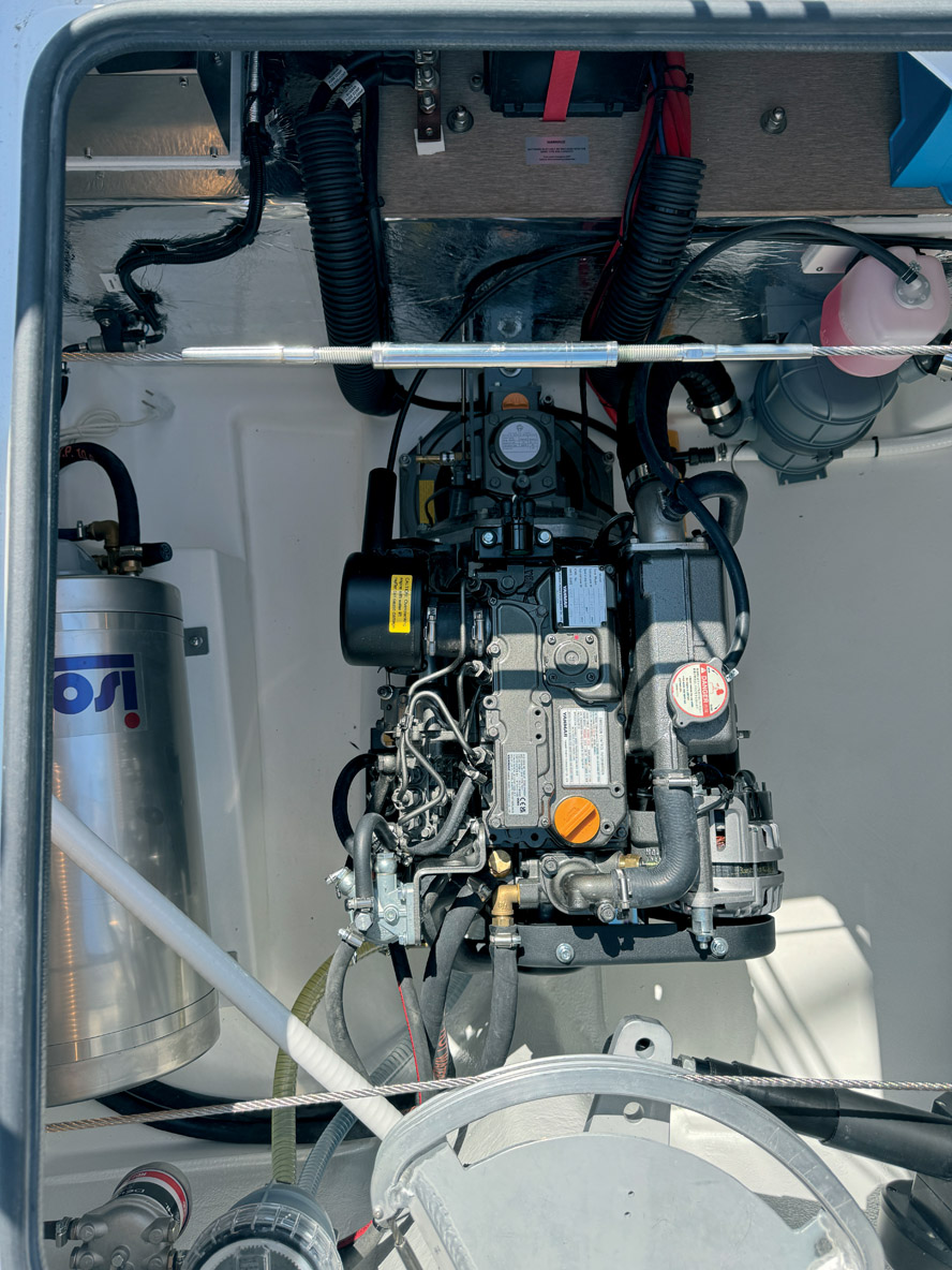 En série, le constructeur propose un moteur  Yanmar de 30 ch ; il est possible de commander un 40 ch.