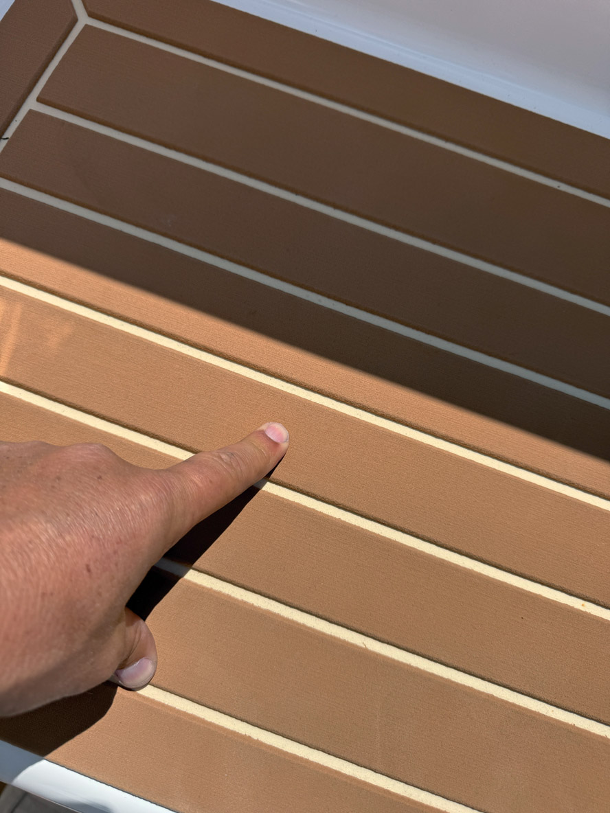 Le revêtement de pont retenu est particulièrement agréable sous le pied.