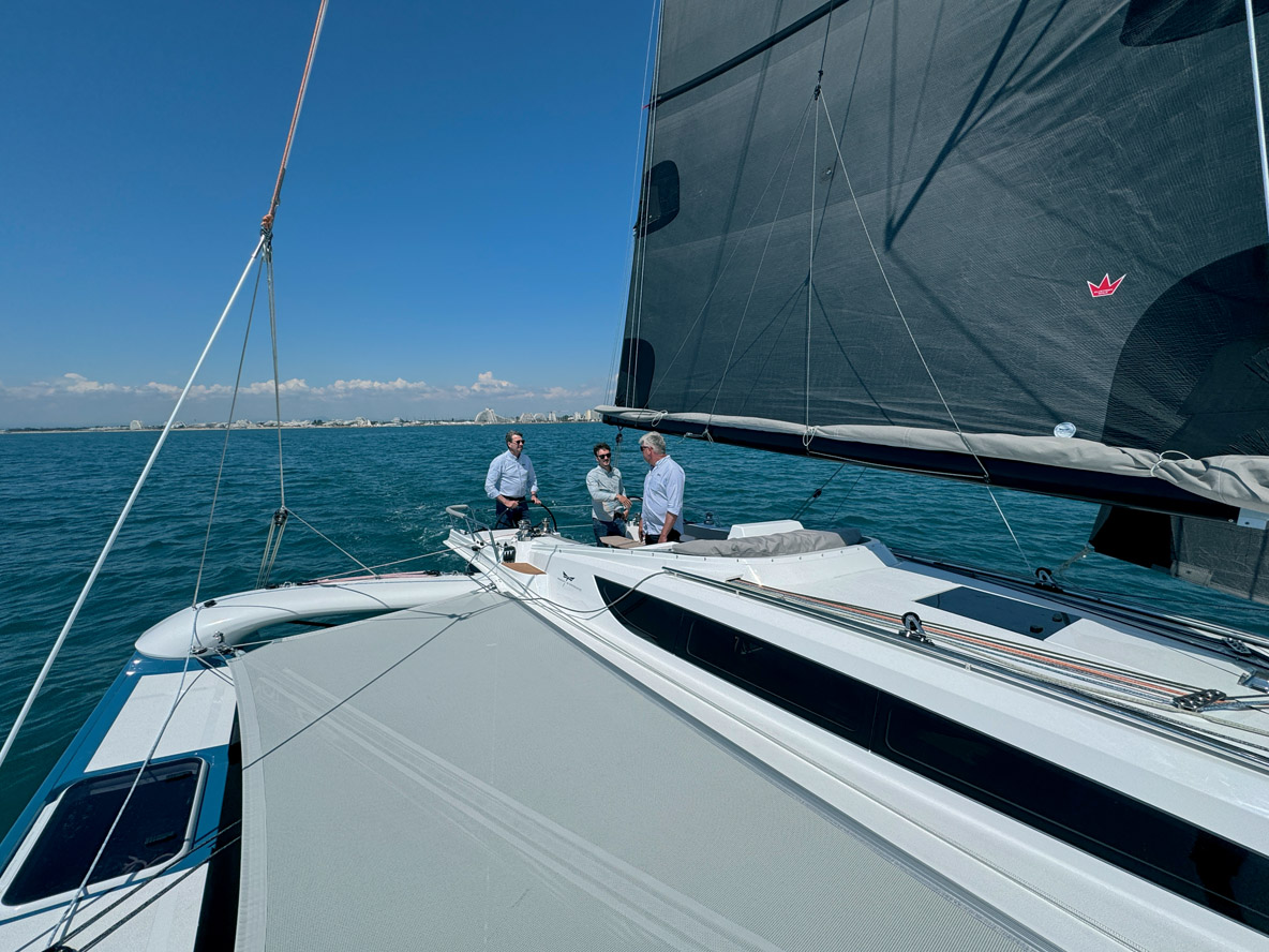 Les trampolines sont des zones de passage en navigation pour devenir des solariums géants au mouillage.