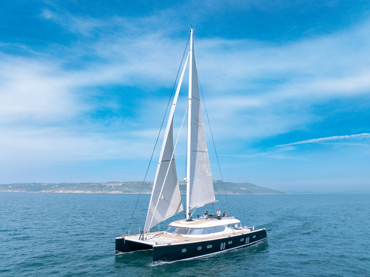 Le plan de voilure sera modernisé et gagnera en puissance grâce à un gennaker capelé en tête.