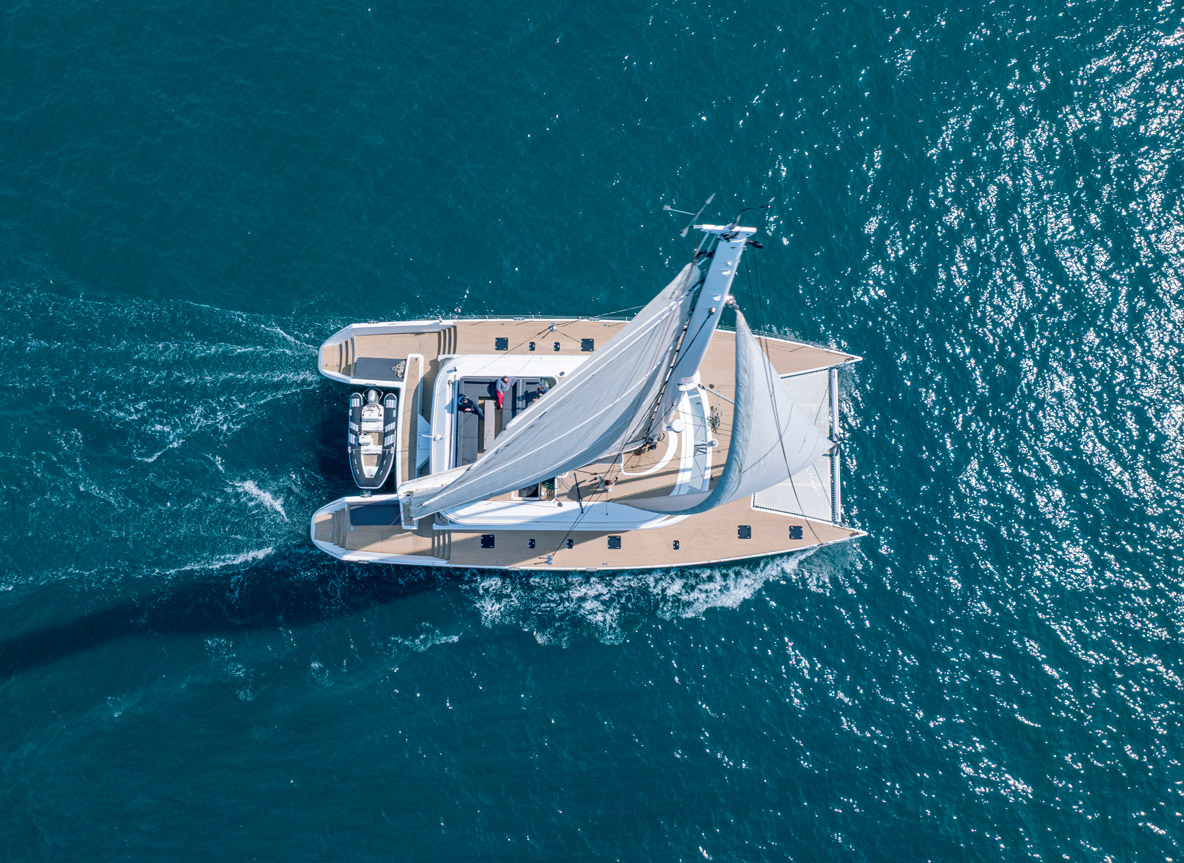 L’Exclusive 76 propose un vaste flybridge et une très grande surface de pont.