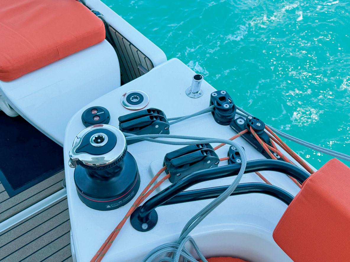 Le réglage de GV s’effectue par le biais de deux winches sur la poutre arrière – au vent pour le chariot, sous le vent pour l’écoute. Simple et efficace.