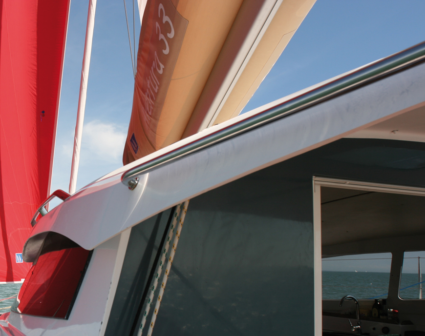 Autour du rouf, de nombreuses mains courantes facilement la circulation par mer agitée.