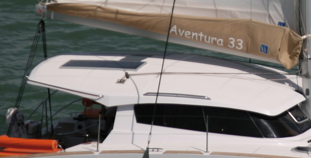 Un bimini rigide, c’est beaucoup de poids dans les hauts… mais également une protection totale de l’équipage dans le cockpit. La casquette qui prolonge le rouf protège les ouvertures frontales du soleil.
