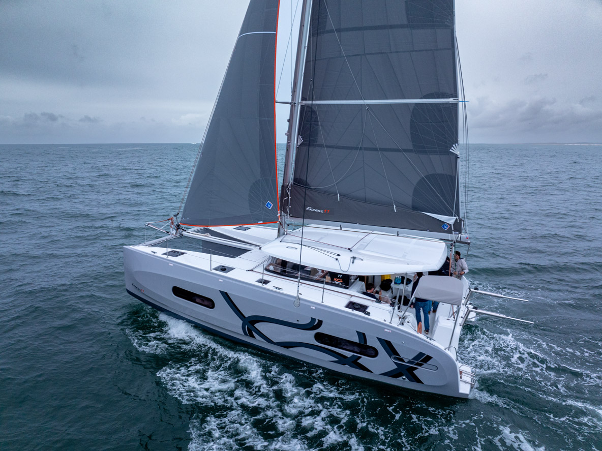 Tribord amures, il n’est pas aisé de régler le génois faute de visibilité sur la voile.