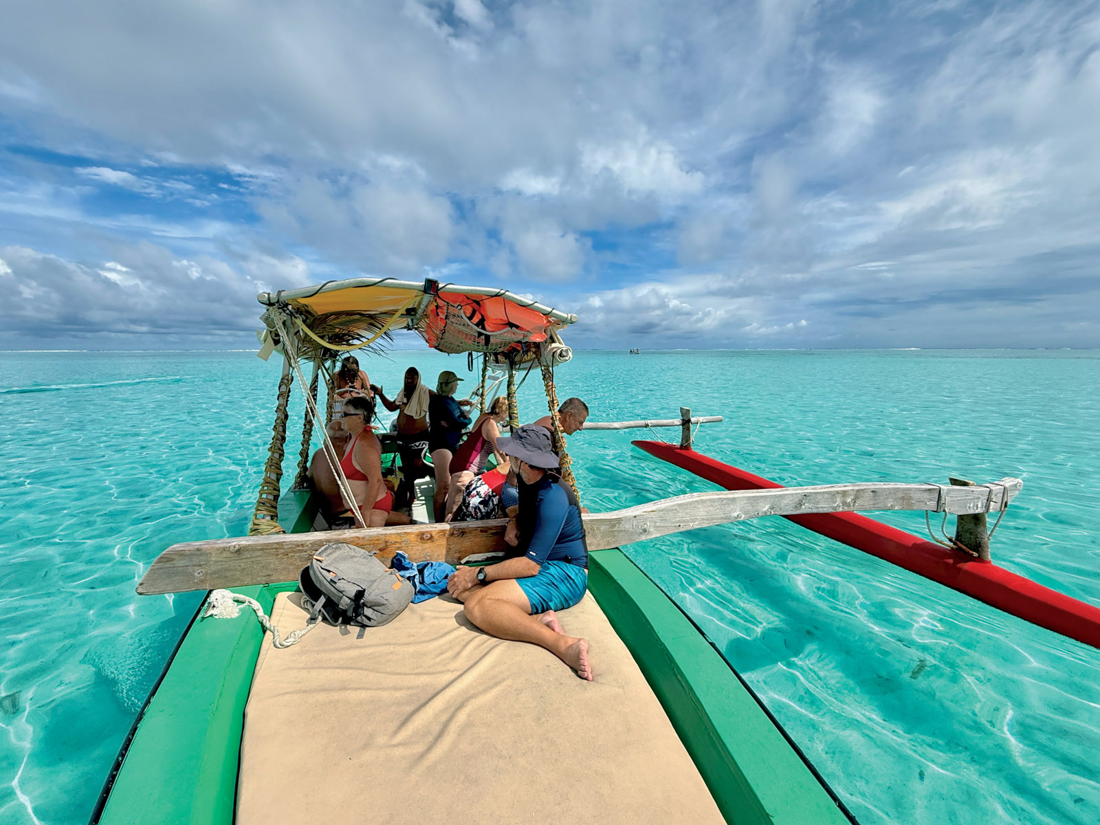 Changement radical de monture mais retour aux sources du multicoques, lors de cette journée extraordinaire en excursion dans le lagon de Bora-Bora, qui nous permet de passer des heures dans l’eau parmi les raies pastenagues, les raies aigles, et les raies manta. 