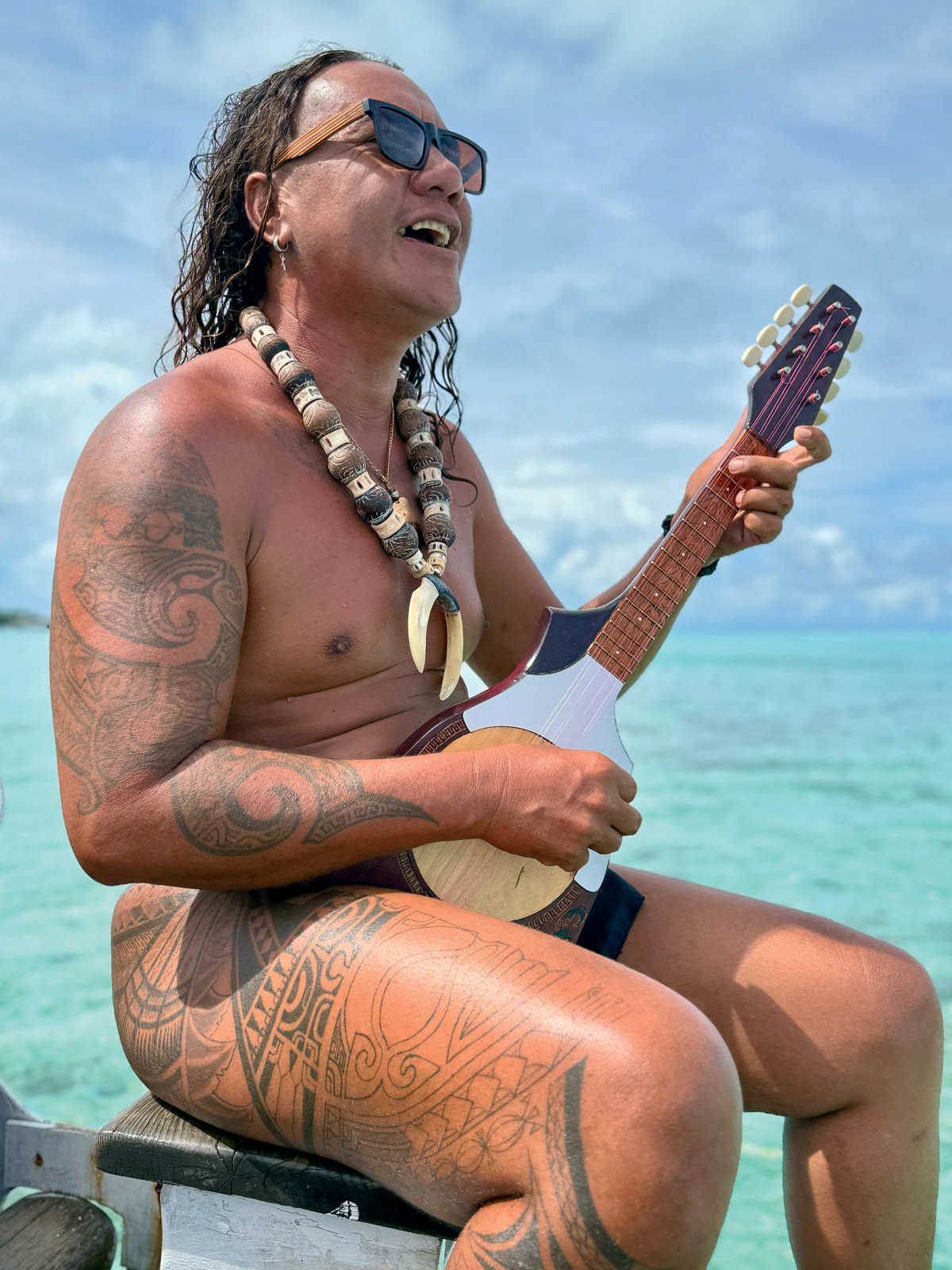 Même si nous découvrons les Iles de la Société par la mer, les rencontres avec les locaux sont quotidiennes et passionnantes. Dream Yacht collabore avec des guides chaleureux et très pros, qui ont à cœur de partager avec nous leur fascinante culture lors des excursions.   