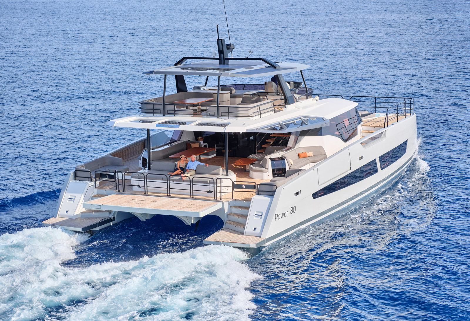 C’est vrai, les multi- powers sont plus chers, à taille égale, que les vedettes  monocoques… mais le volume proposé n’a rien à voir !