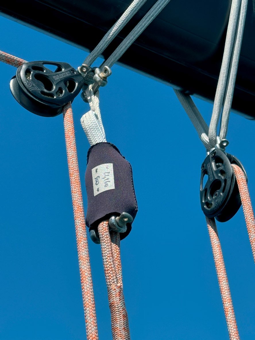 Un fusible sur le palan d’écoute de GV est fourni en standard ; c’est un vrai élément de sécurité pour éviter de trop tirer sur le gréement en cas de survente.