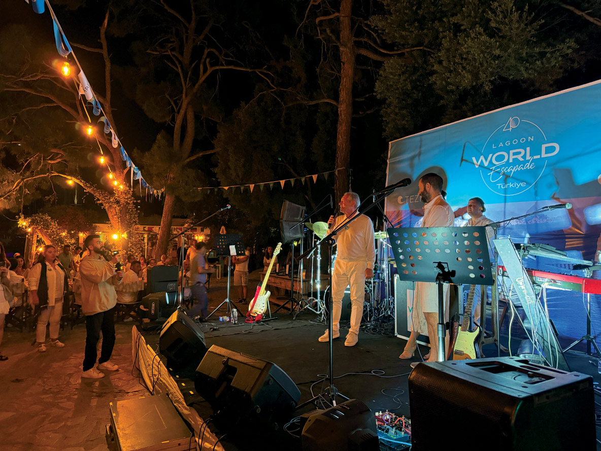 Remise des prix, orchestre : l’ambiance est assurée tous les soirs.