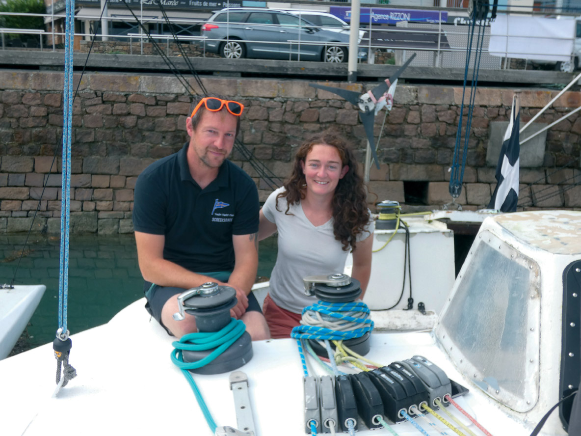Matt et Enora à bord de leur trimaran conçu par Dick Newick.